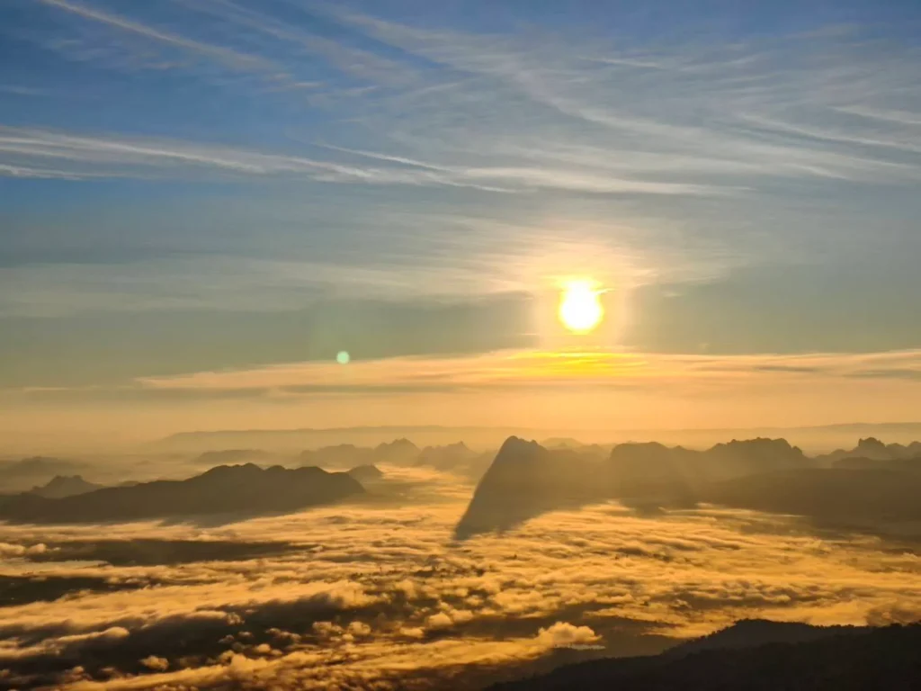 ชมพระอาทิตย์แตะขอบฟ้าที่-“ผานกแอ่น”-อุทยานแห่งชาติภูกระดึง-จ