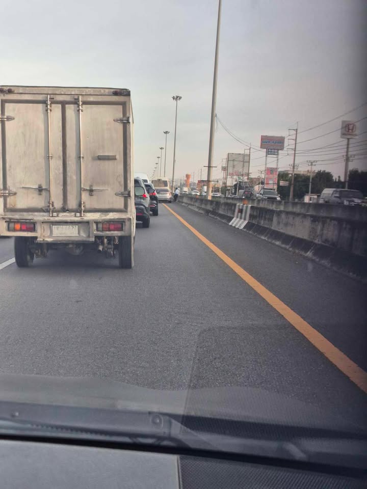 0732-น.-ถนนพหลโยธิน-ขาออก-เยื้องตลาดไท-มีอุบัติเหตุ-รถมินิบ-|-2025-11-25-00:33:00