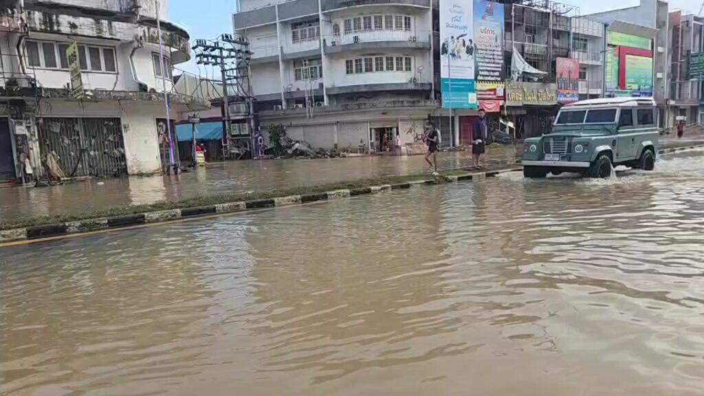 สถานการณ์น้ำท่วมหาดใหญ่-ถศรีภูวนาถ-(800น.)-(feed-