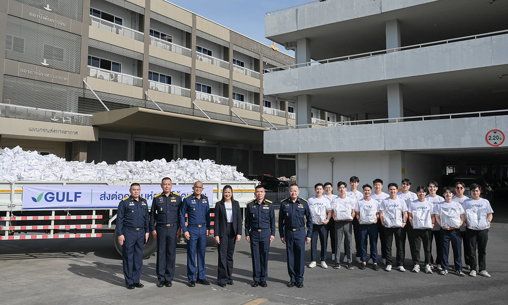 gulf-ช่วยเหลือผู้ประสบภัยน้ำท่วมภาคใต้-จับมือกองทัพอากาศส่งมอบถุงยังชีพ