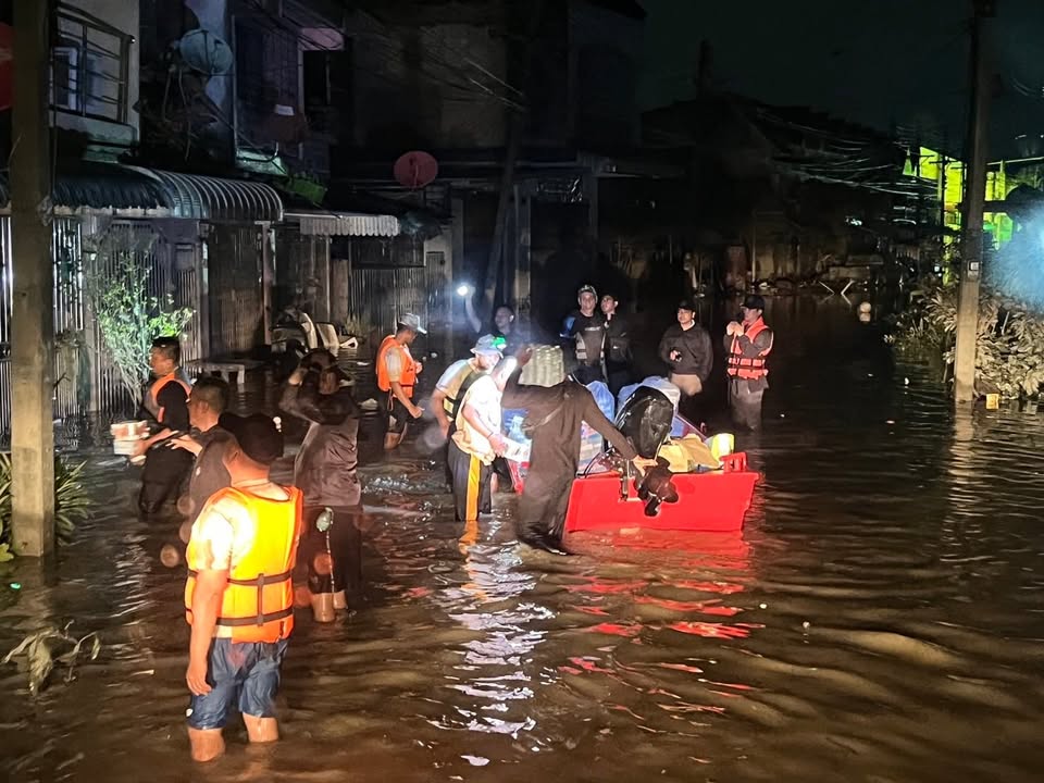 ทีม-ปภ-จากศูนย์-ปภ.เขต-10-ลำปาง-ลุยช่วยสงขลาต่อเนื่อง-l-ขนย