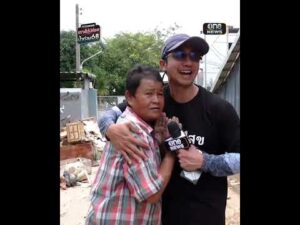 หนุ่ม อนุวัตกลับมาโอบกอดคุณยายอีกครั้ง หลังเคยช่วยออกจากบ้านในวันที่น้ำท่วมสูง สำนักข่าววันนิวส์