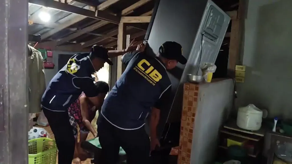 ตำรวจสอบสวนกลาง-มอบสิ่งของอุปโภคบริโภค-ให้ประชาชนในพื้