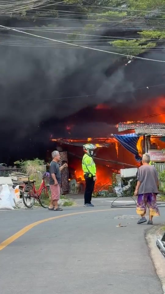 1-ธค-68-เวลา-1447-น.-เหตุเพลิงไหม้บ้านเรือนประชาชน-ซอยสวน-|-2025-12-01-08:09:00