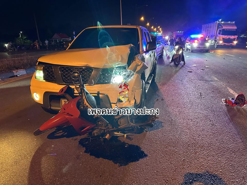 ข้ามถนน-สามนักเรียน-ขี่รถจักรยานยนต์กำลังพุ่งข้ามถนนเพื่อกล-|-2025-12-13-02:33:00