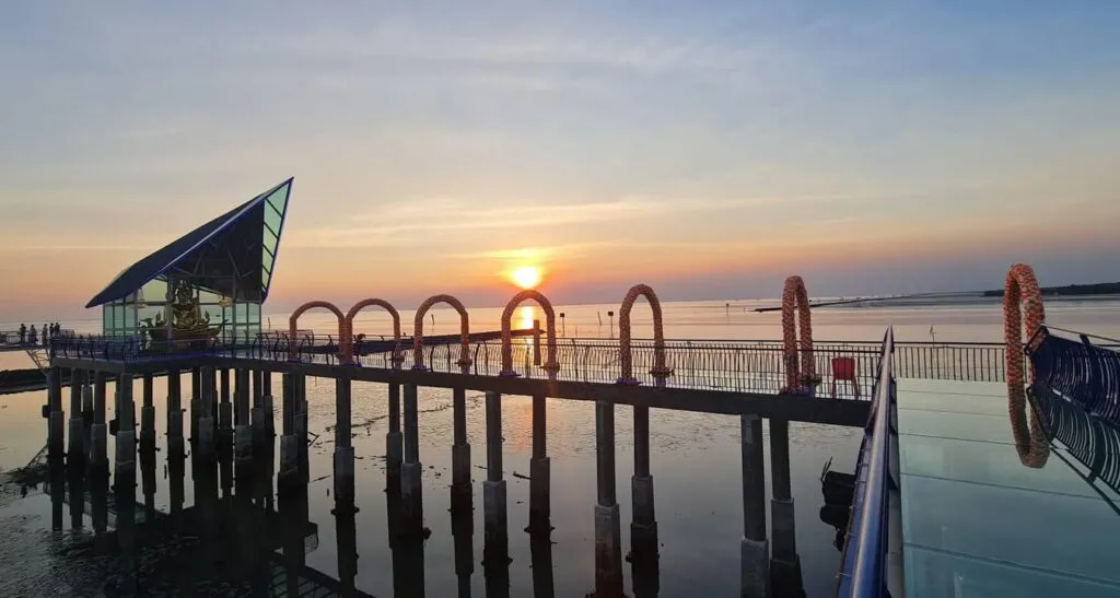 สกายวอล์กวัดหงษ์ทอง-ฉะเชิงเทรา-ทางเดินกระจกลงทะเลยามเย็น-(f-|-2025-12-31-05:46:00