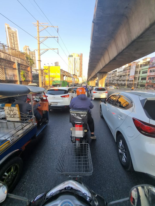 0728-น.-ถนนสุขุมวิท-ขาเข้า-มุ่งหน้าไปทางแยกพระโขนง-รถติดมาก-|-2026-01-05-00:29:00