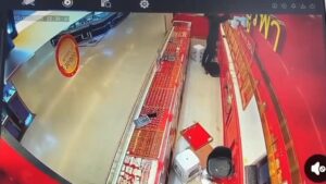 ภาพวงจรปิด-ผู้ก่อเหตุบุกเดี่ยวปล้นร้านทองในโลตัส-มอ.หาดใหญ่