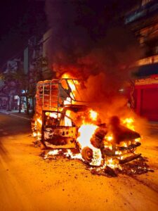 เจ้าหน้าที่ดับเพลิงตลาดพลู-พร้อมเครื่องดับเพลิงสะพายหลั-…-อ่