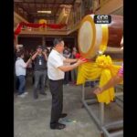 อนุทิน โชว์ตีกลองศาลเจ้าที่ระนอง พลาดไม้กลองเด้งเข้าเบ้าตา สำนักข่าววันนิวส์