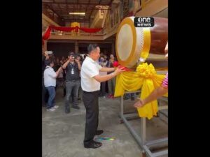 อนุทิน โชว์ตีกลองศาลเจ้าที่ระนอง พลาดไม้กลองเด้งเข้าเบ้าตา สำนักข่าววันนิวส์