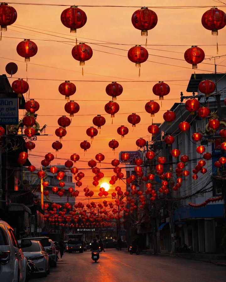 แสงเย็นก่อนพระอาทิตย์ลับฟ้า-กับโคมแดงที่แต่งแต้มทั้งถนน.-