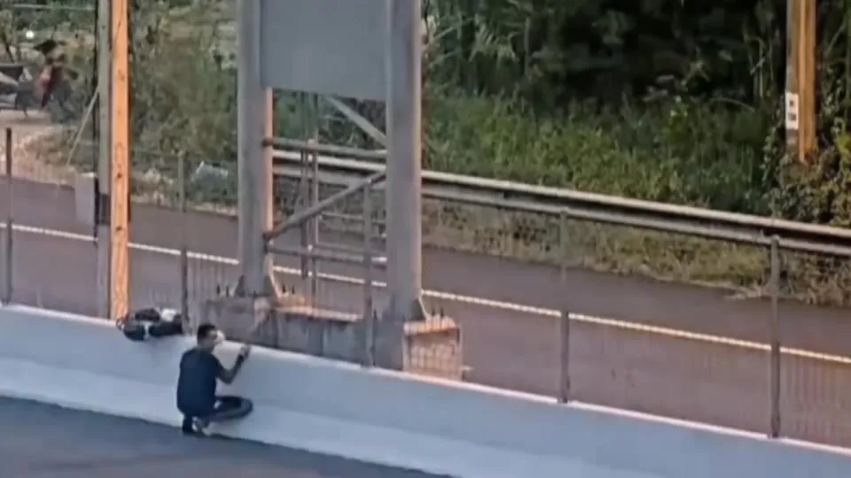 หวังโกยเงินจากสายไฟ-สุดท้ายโดนโกยเข้าห้องขัง.-ตำรวจสอบสวนก