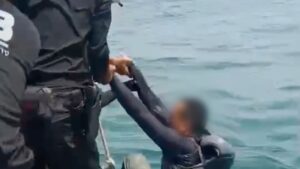 ช่วยหนุ่มตกปลาเจ็ตสกีล่มกลางทะเล-ลอยคอกว่า-20-ชม.-รอดหวุดหวิ