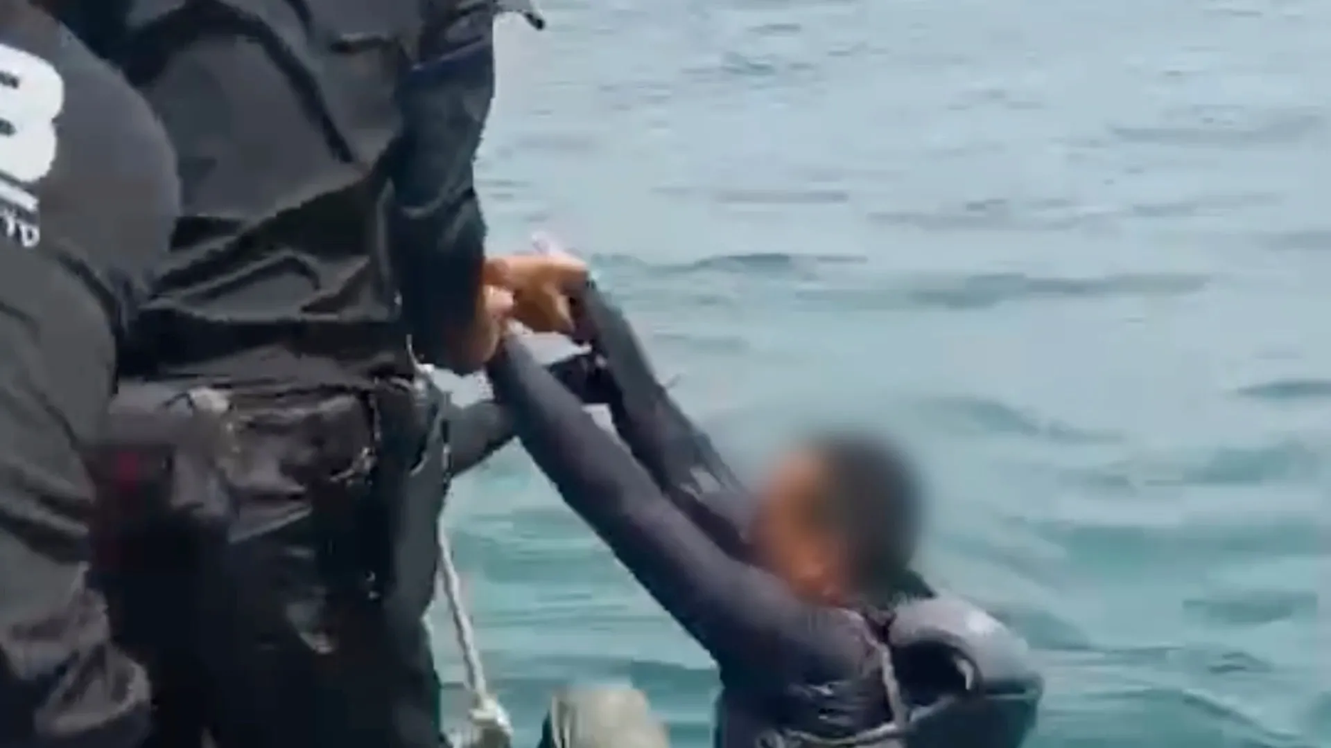 ช่วยหนุ่มตกปลาเจ็ตสกีล่มกลางทะเล-ลอยคอกว่า-20-ชม.-รอดหวุดหวิ