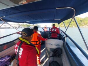 ตำรวจน้ำช่วยลูกเรือประมงป่วยฉุกเฉินกลางทะเล-นำส่งโรงพยาบาลปล