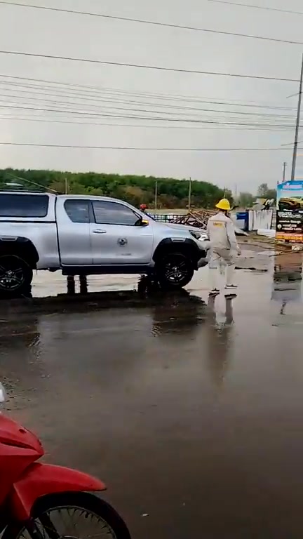 อน้ำโสม-จ.อุดรธานี-พายุฤดูร้อน-ลมกระโชกแรง-พัดถล่มบ้านเรือ