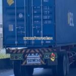 เกือบร่วง-รถพ่วง-18-ล้อ-บรรทุกตู้คอนเทนเนอร์กระโดดคอสะพาน-ท-|-2026-03-31-05:28:00