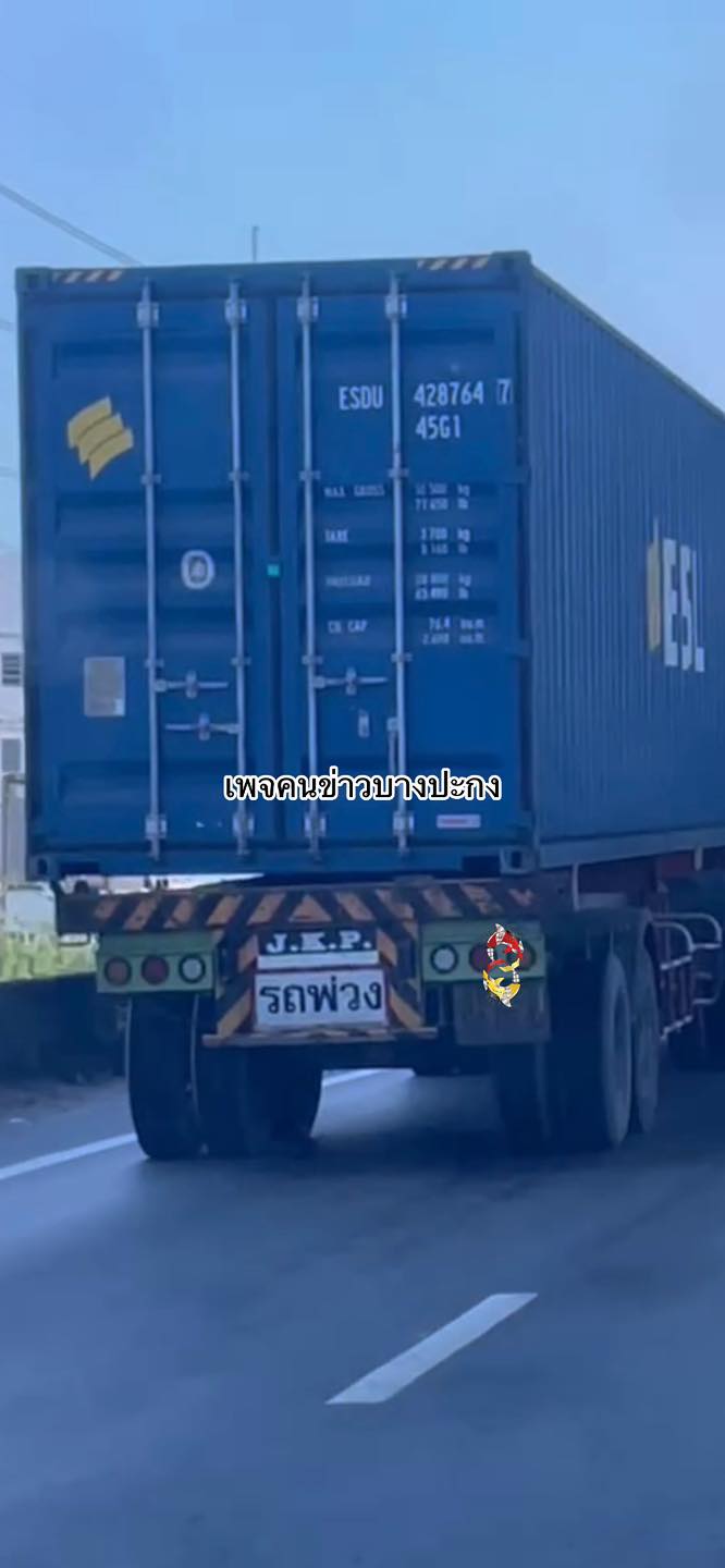 เกือบร่วง-รถพ่วง-18-ล้อ-บรรทุกตู้คอนเทนเนอร์กระโดดคอสะพาน-ท-|-2026-03-31-05:28:00