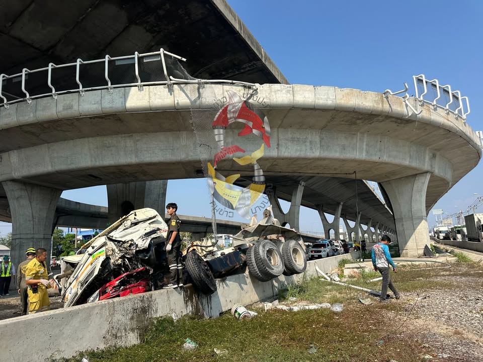 ระวัง-เดี๋ยวขับรถต้องคอยมอง-ระวังว่าจะมีอะไรตกลงมาจากทางด่ว-|-2026-04-03-11:59:00