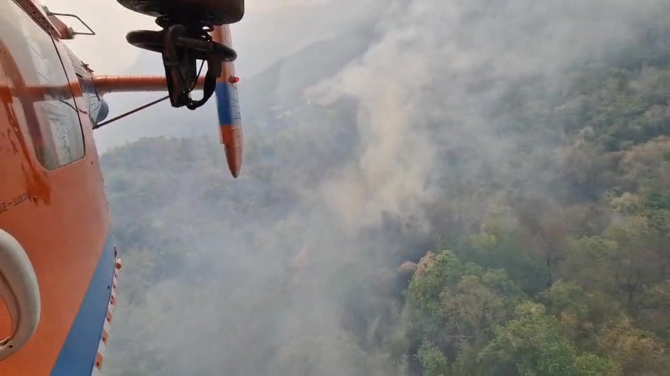 -เฮลิคอปเตอร์-ka-32-ลุยดับไฟป่าบริเวณ-ตบ้านปง-อหางดง-จ.เช