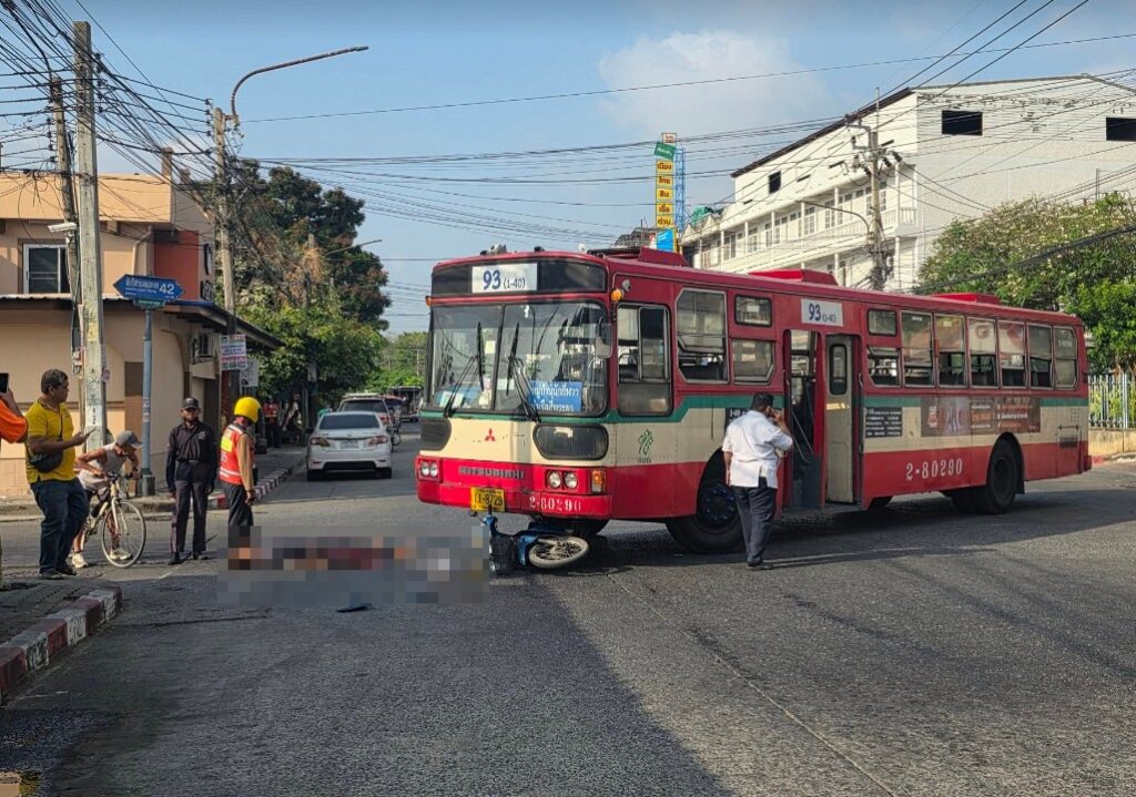 0845-น-ถนนนักกีฬาแหลมทอง-ปากซอย-42-รถประจำทางชนรถจยย.-คนขั-|-2026-04-09-01:58:00