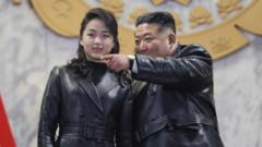 นัยทางการเมืองที่อยู่เบื้องหลังแฟชั่นของ-‘เจ้าหญิง’-คิม-จู-แอ-แห่งเกาหลีเหนือ