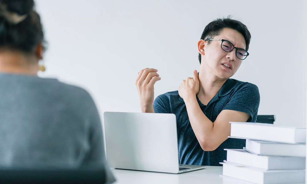 ปวดหลัง-ออฟฟิศซินโดรม-ศูนย์อาชีวเวชศาสตร์ดูแลสุขภาพคนทำงาน-