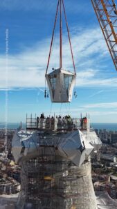 หลังจากการก่อสร้างที่ยาวนานกว่าหนึ่งศตวรรษ-หอคอยกลางของมหาวิ