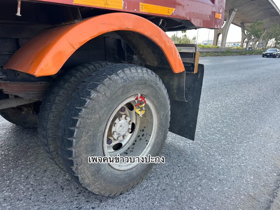 เฉี่ยวแล้วทับซ้ำ-รถบรรทุกหกล้อขับเฉี่ยวชนคนในขบวนแห่หลวงพ่อ-|-2026-04-15-09:08:00