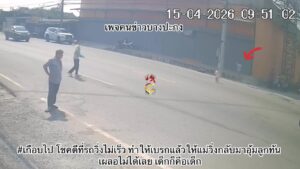 เกือบไป-โชคดีที่รถวิ่งไม่เร็ว-ทำให้เบรกแล้วให้แม่วิ่งกลับมา-|-2026-04-15-03:16:00