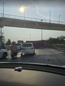 18-เมย-69-เวลา-1640-น.-จากเหตุตู้คอนเทนเนอร์หล่น-ถนนร่มเ-|-2026-04-18-11:23:00