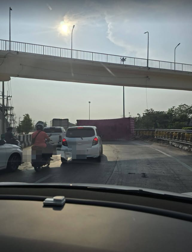 18-เมย-69-เวลา-1640-น.-จากเหตุตู้คอนเทนเนอร์หล่น-ถนนร่มเ-|-2026-04-18-11:23:00