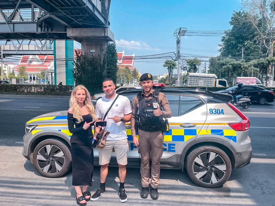 ตำรวจสอบสวนกลาง-ช่วยเหลือนักท่องเที่ยวลืมโทรศัพท์มือถื