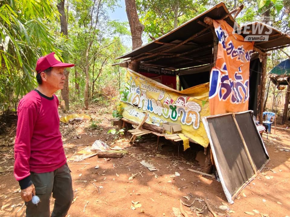 สภาพห้องนอน-ที่มีเพียงมุ้ง-หมอน-และฟูกรองนอน-ภายในกระท่อมมุง