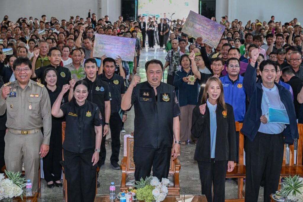 ชาวอุตรดิตถ์สุดปลื้ม-นายกฯ-อนุทิน-สั่ง-รมว.สุชาติ-มอบสม