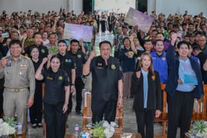 ชาวอุตรดิตถ์สุดปลื้ม-นายกฯ-อนุทิน-สั่ง-รมว.สุชาติ-มอบสม
