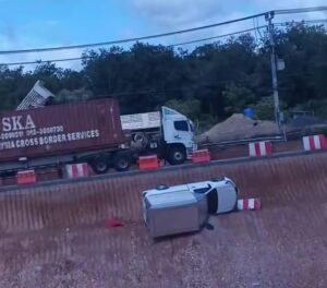 เกิดอุบัติเหตุซ้ำซ้อน-รถกระบะตู้ทึบพลิกคว่ำลงข้างทาง-บริเวณ-|-2026-05-26-06:forty-five:00
