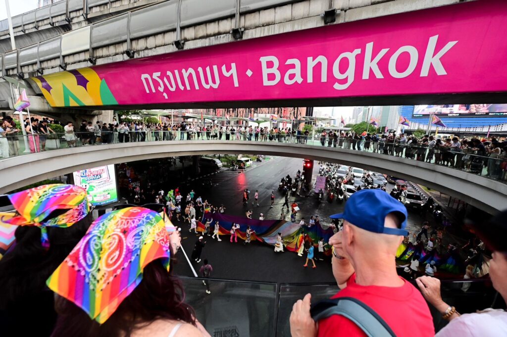 กรุงเทพมหานคร-ร่วมเดินขบวนพาเหรดสร้างประวัติศาสตร์-ย้อมสีลมเป็นสีรุ้ง
