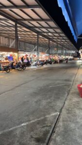 ผู้ใหญ่โน้ตอาหารทะเลสด-ในตลาดบ่อบัว-ฝั่งอาคารพาณิชย์-ติดร้า-|-2026-06-12-22:16:00