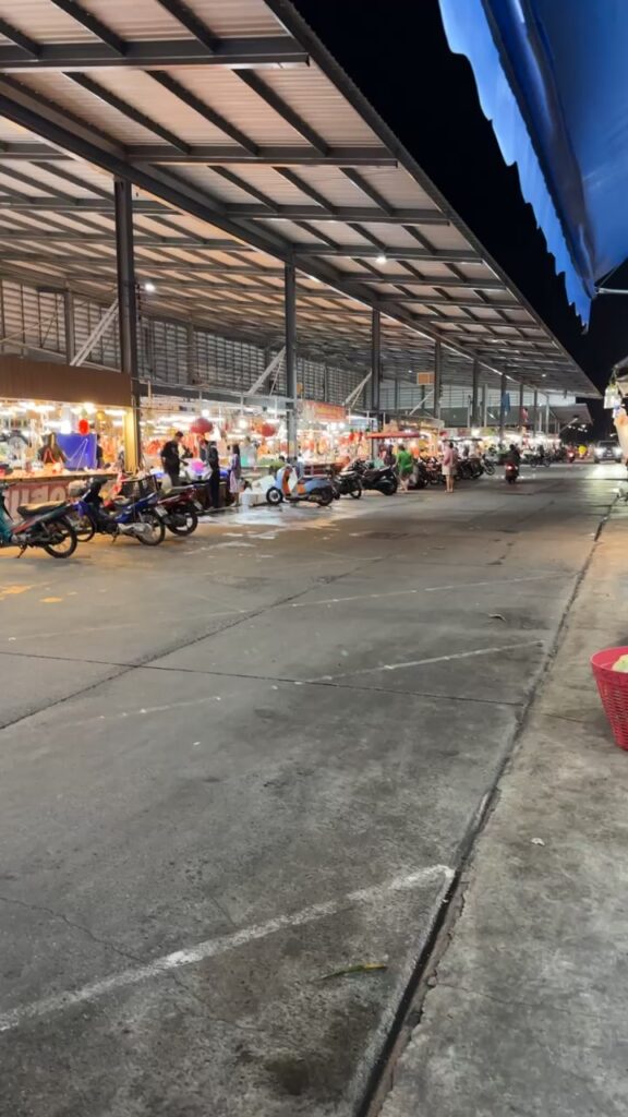 ผู้ใหญ่โน้ตอาหารทะเลสด-ในตลาดบ่อบัว-ฝั่งอาคารพาณิชย์-ติดร้า-|-2026-06-12-22:16:00