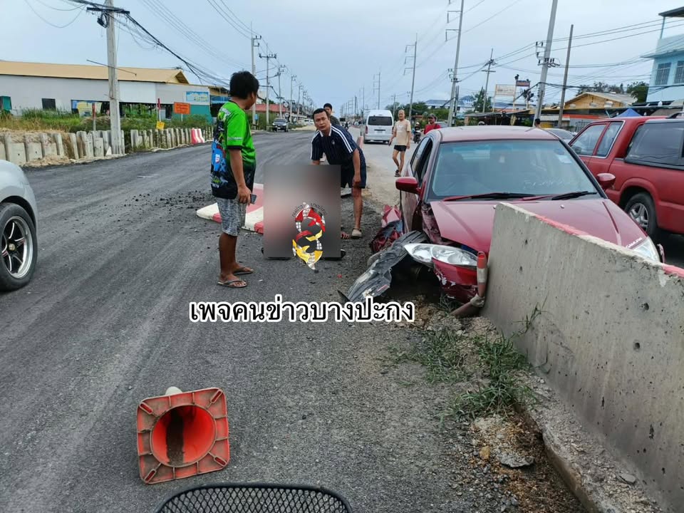 เสียหลัก-รถเก๋งเสียหลักชนบาริเออร์-ก่อนขึ้นสะพานข้ามมอเตอร์-|-2026-07-12-09:forty-five:00