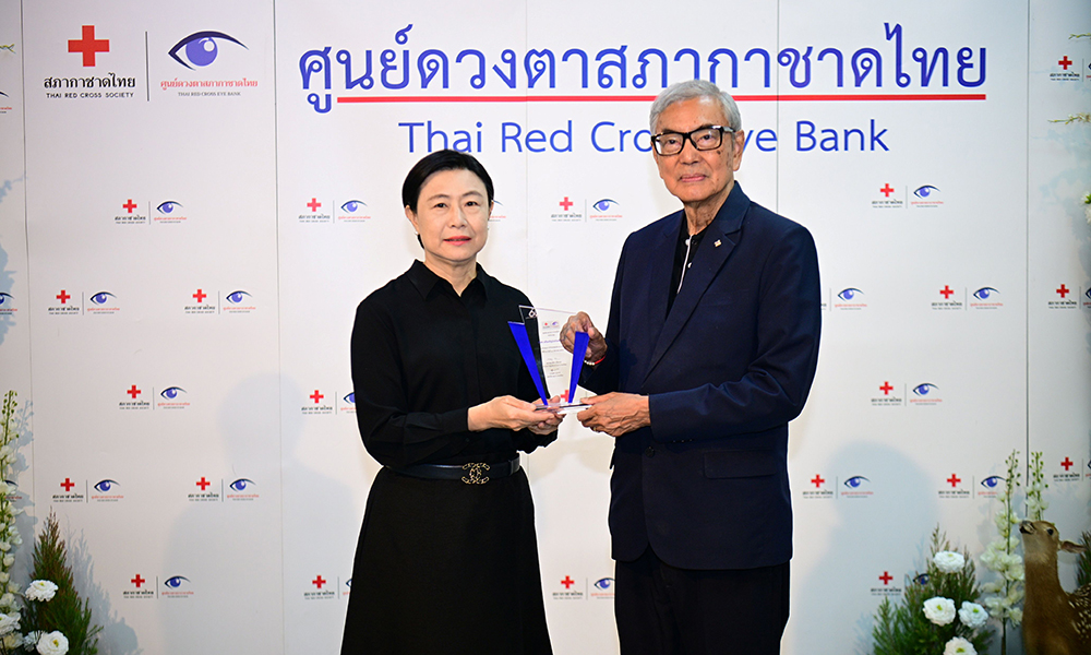 ศูนย์ดวงตา-สภากาชาดไทย-มอบโล่ขอบคุณ-cp-ทรู-องค์กรผู้สนับสนุนและส่งเสริมการบริจาคดวงตา