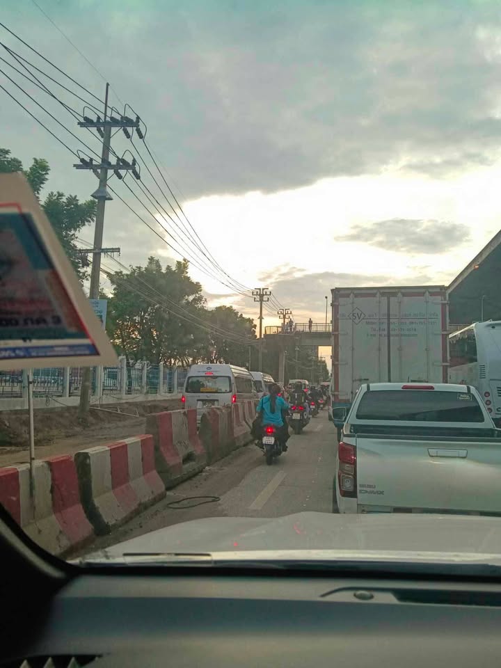 ติดหนึบ-ถนนเทพรัตน(บางนา-ตราด)-กม.34-35-ช่องคู่ขนาน-ขาเข้าช-|-2026-08-17-23:51:00