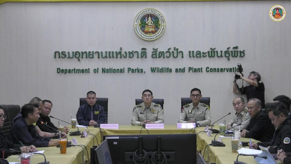 are-living-แถลงข่าวจับกุมเครือข่ายลักลอบตัดไม้ในพื้นที่-อ.บ้านโ