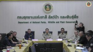 are-living-แถลงข่าวจับกุมเครือข่ายลักลอบตัดไม้ในพื้นที่-อ.บ้านโ