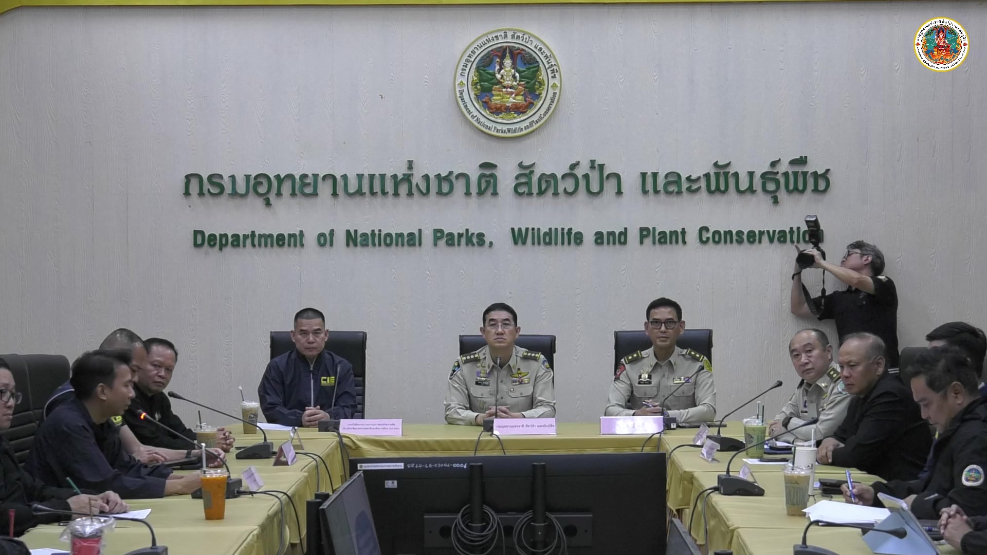 are-living-แถลงข่าวจับกุมเครือข่ายลักลอบตัดไม้ในพื้นที่-อ.บ้านโ