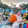 ตำรวจทางหลวงบุรีรัมย์-ลุยน้ำท่วมสูง-1.5-เมตร-ส่งเรือ-ถุงยังช