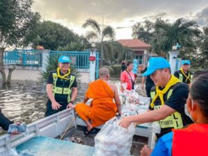 ตำรวจทางหลวงบุรีรัมย์-ลุยน้ำท่วมสูง-1.5-เมตร-ส่งเรือ-ถุงยังช