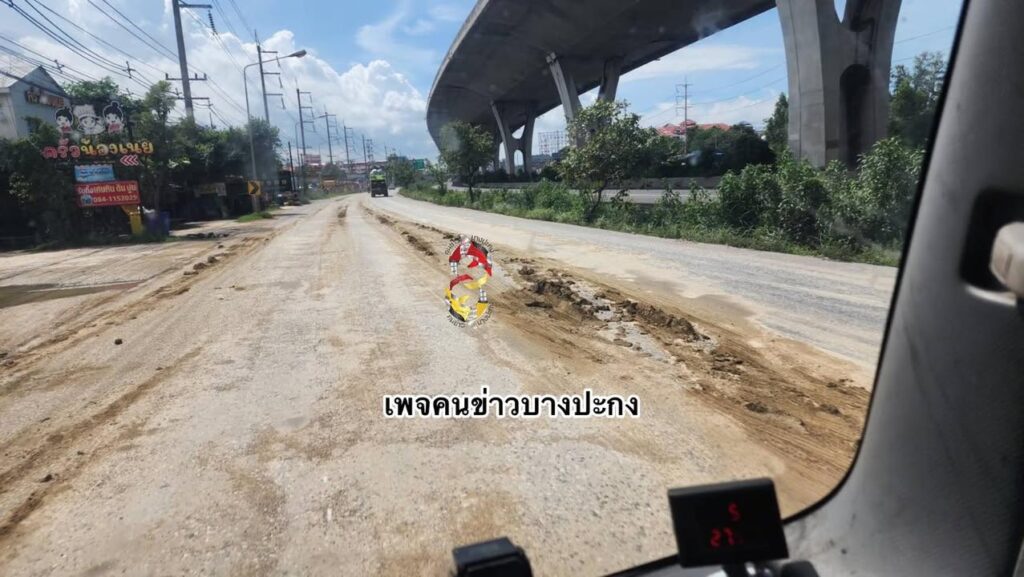 ชุ่ย-ดินเลนติดล้อรถบรรทุกขับออกมาจากลานจอด-ทำให้รถลำบาก-ถนน-|-2026-09-29-03:43:00